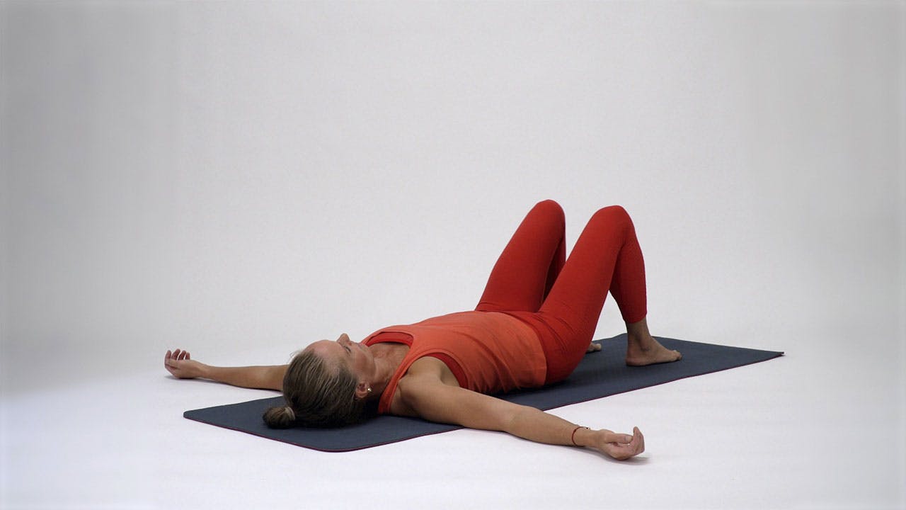 VINDUSVISKEREN Kvinne trener delte magemuskler